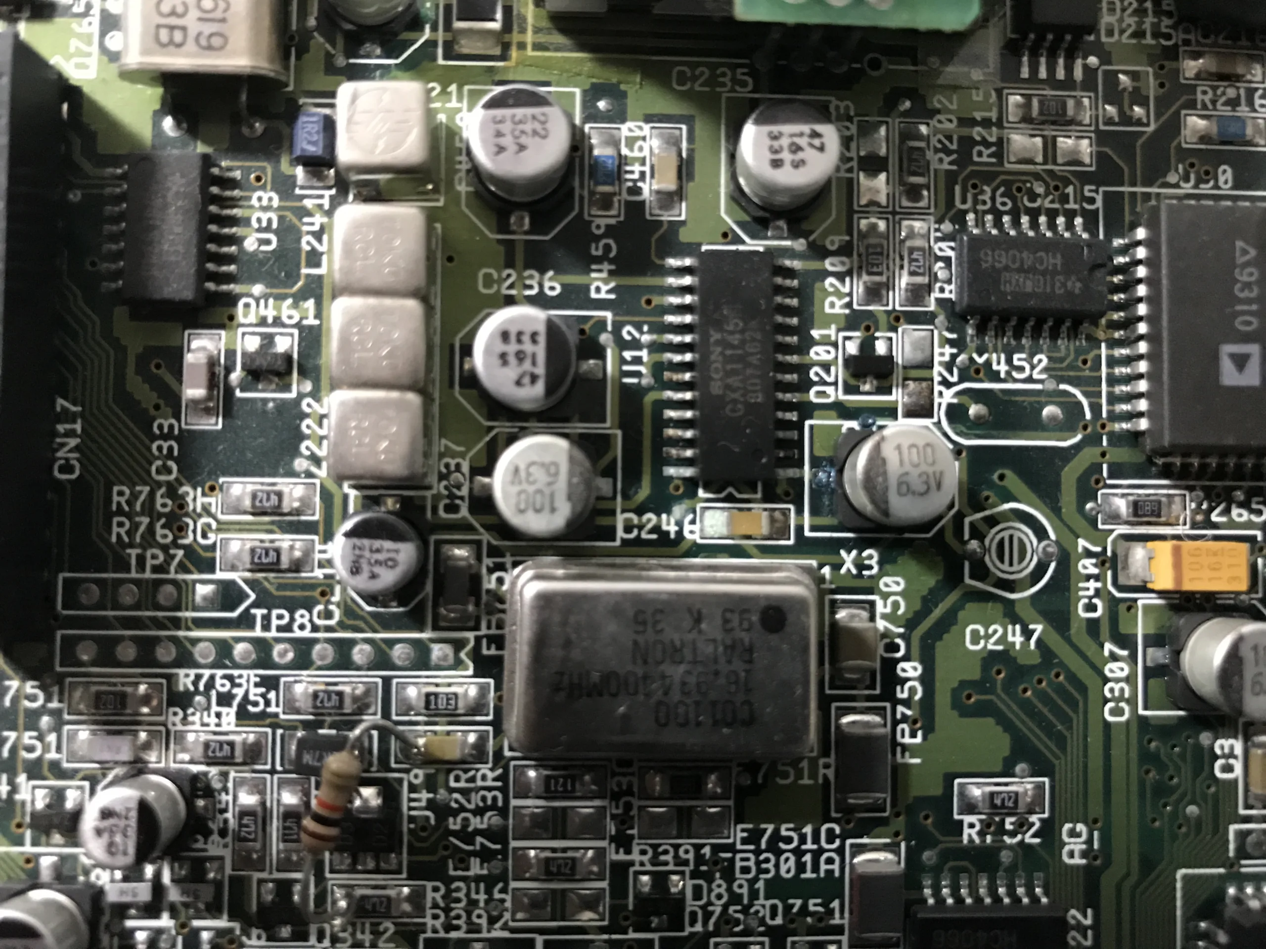 Amiga CD32 before recapping Amiga CD32 before recapping