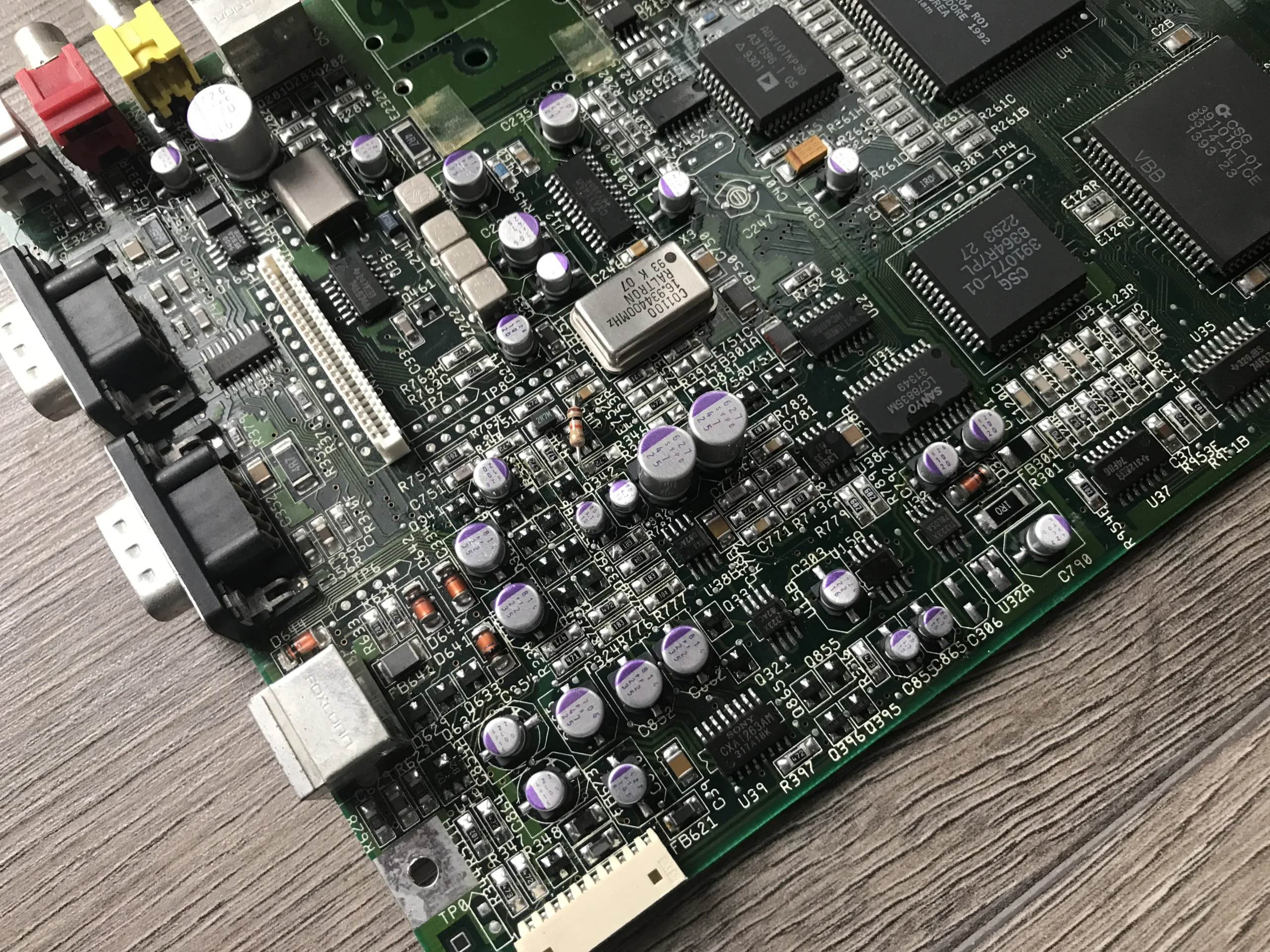 Amiga CD32 Recapped Polymer Capacitors Amiga CD32 Recapped Polymer Capacitors