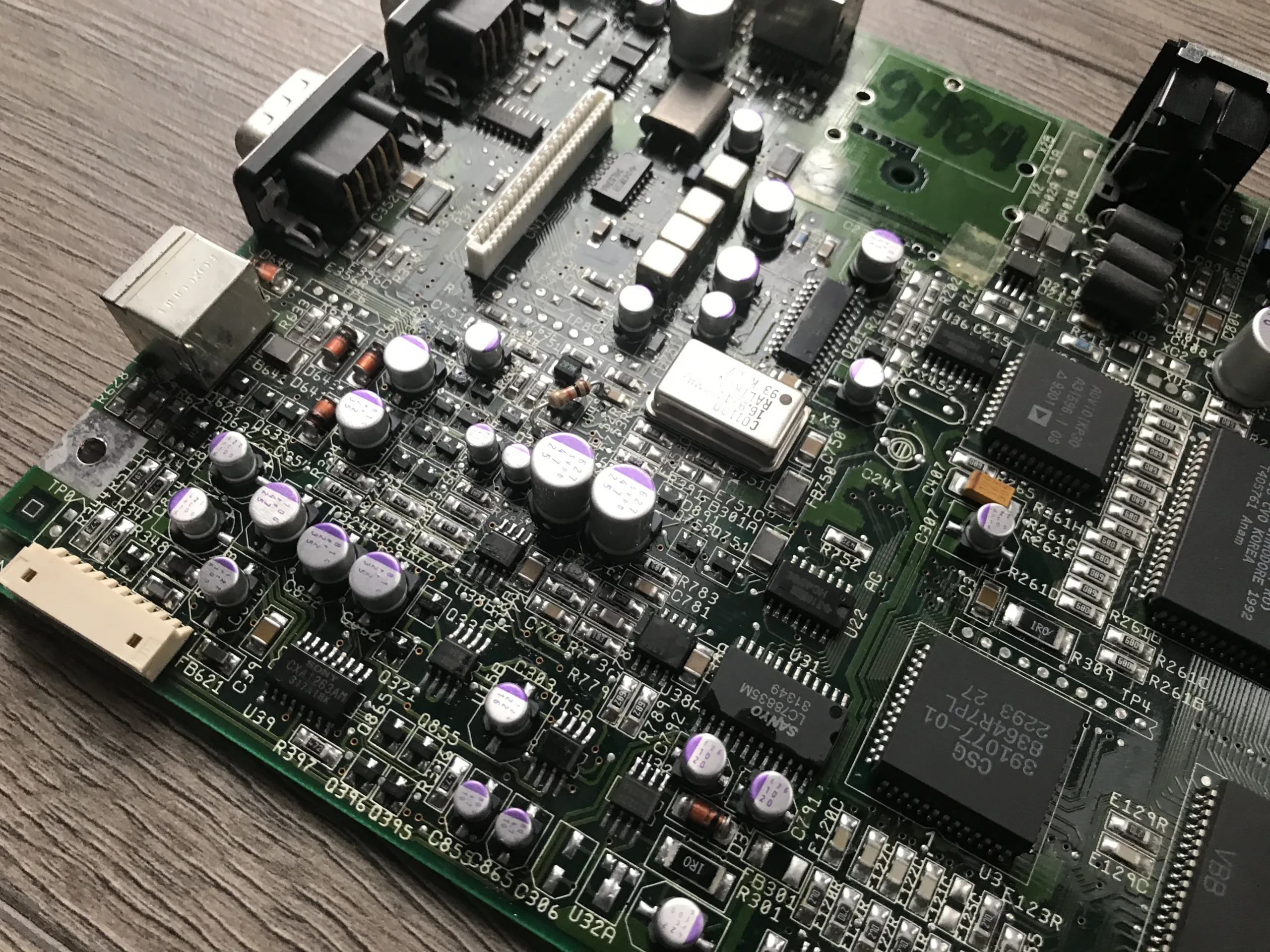 Amiga CD32 Recapped Polymer Capacitors Amiga CD32 Recapped Polymer Capacitors