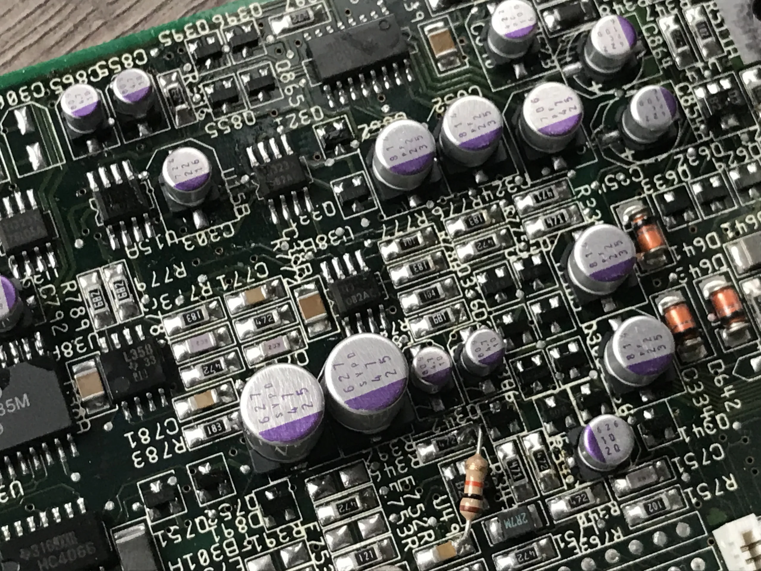 Amiga CD32 Recapped Polymer Capacitors Amiga CD32 Recapped Polymer Capacitors